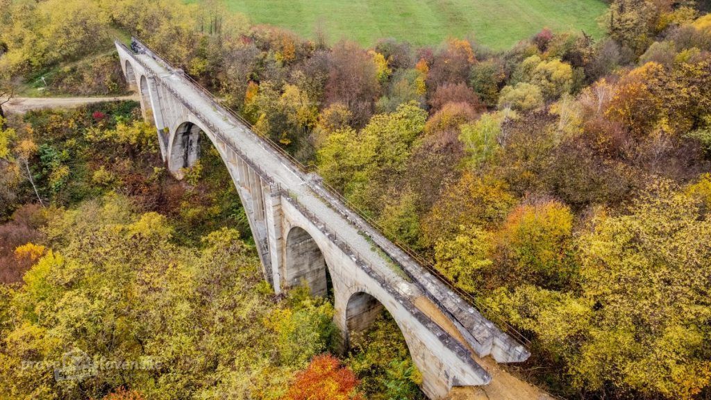 Klenutý Koprášsky viadukt dlhý 120 a vysoký 36 metrov je posledným existujúcim z 12 mostových objektov, ktoré sa podarilo postaviť počas stavby železnice.