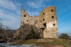 Hrad Revište - Náučný chodník majiteľov hradu aj virtuálna prehliadka