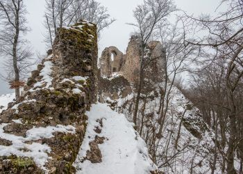 Hanigovský hrad a Miniskanzen drevených chrámov v Ľutine