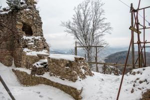 Hanigovský hrad a Miniskanzen drevených chrámov v Ľutine