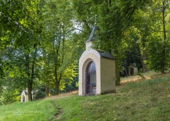 Rozsiahla Hlinícka Kalvária ukrytá v lesoch pri obci Hliník nad Hronom