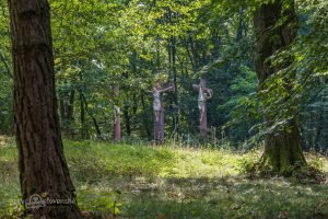 Rozsiahla Hlinícka Kalvária ukrytá v lesoch pri obci Hliník nad Hronom