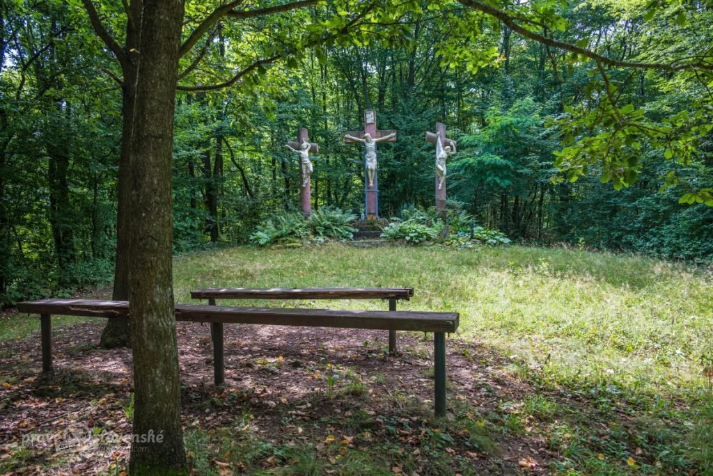 Rozsiahla Hlinícka Kalvária ukrytá v lesoch pri obci Hliník nad Hronom
